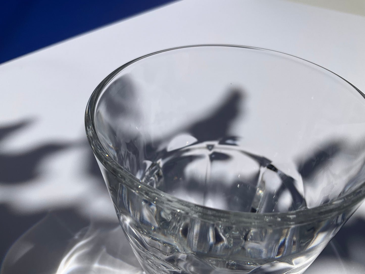 Front view of a clear glass Arc France tumbler on a bleu and white background