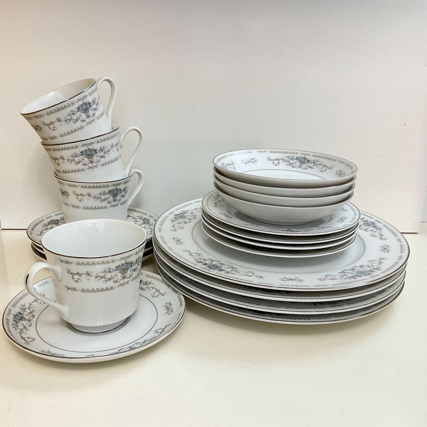 Family pack of fine china Porcelain for your special dinners