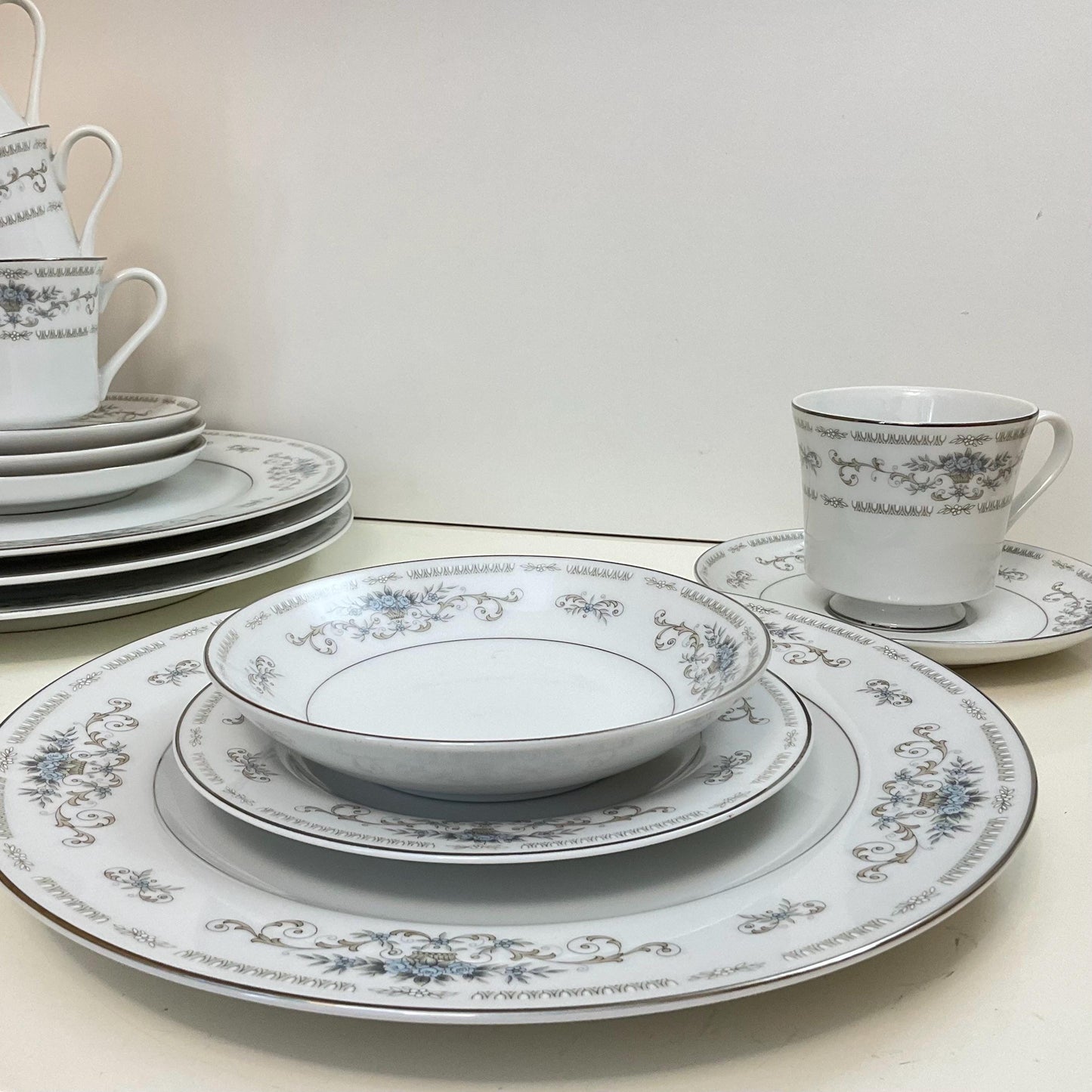 Family pack of fine china Porcelain for your special dinners