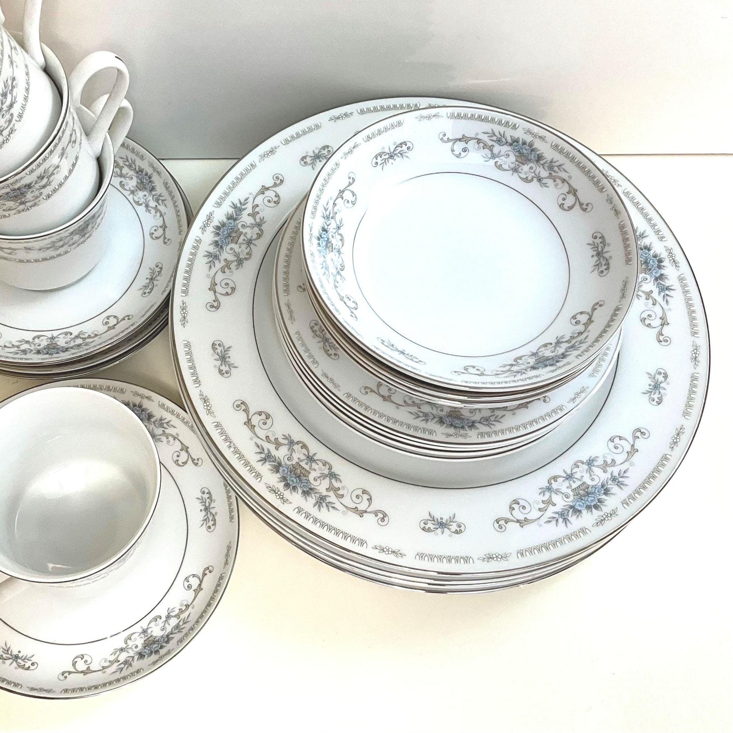 Dress your table! Set of Diane China Porcelain