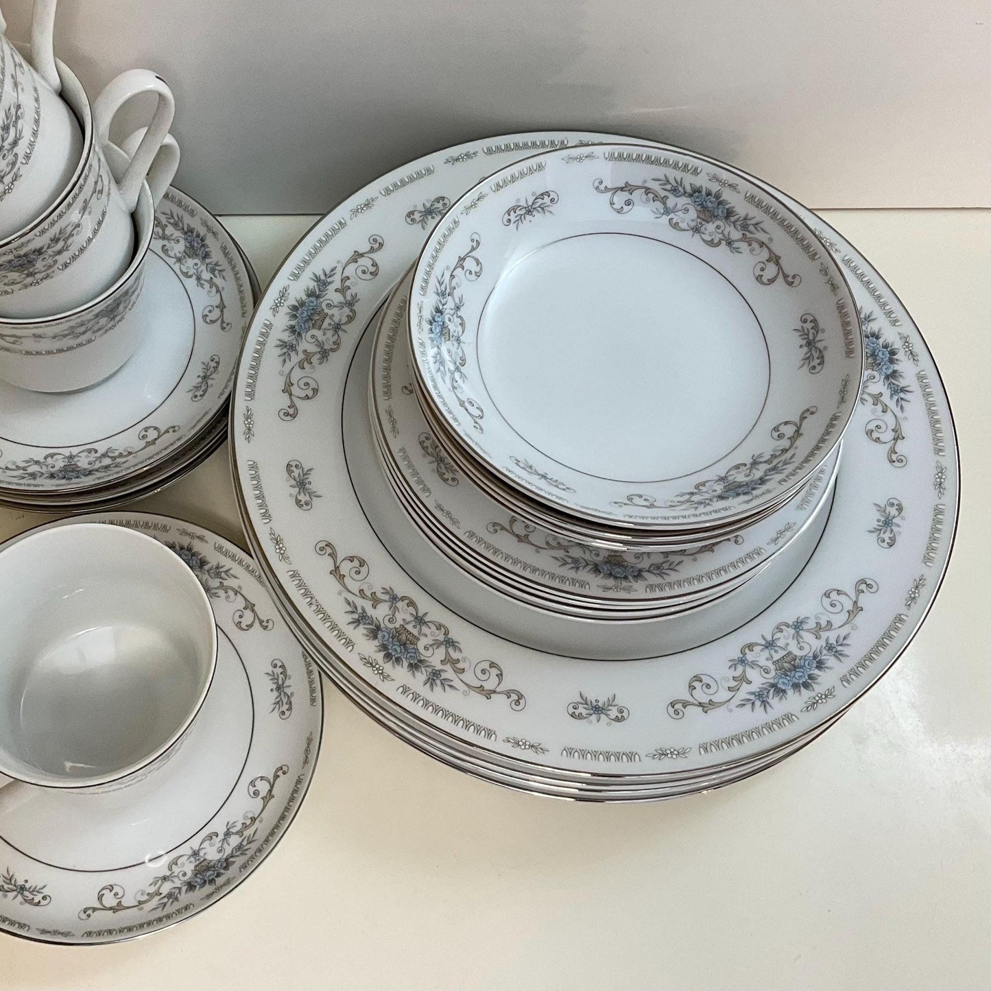 Family pack of fine china Porcelain for your special dinners