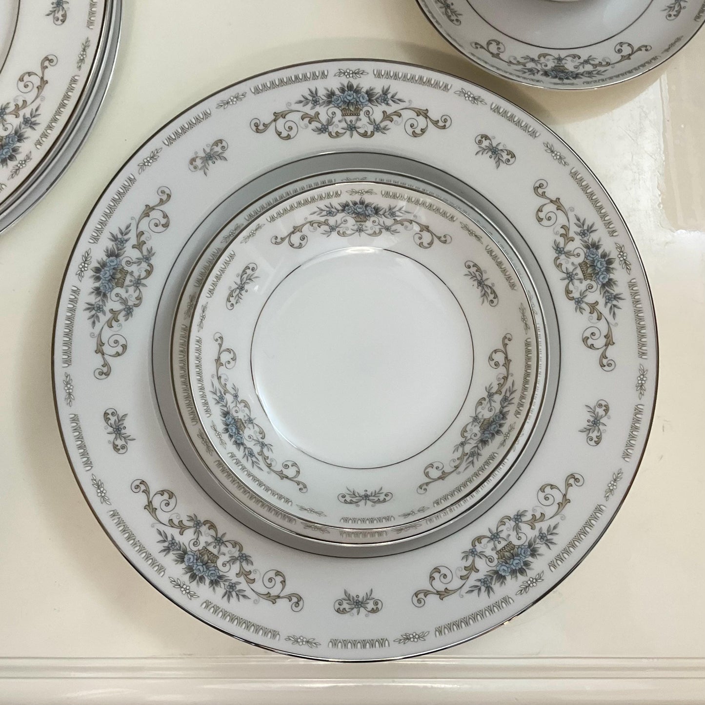 Family pack of fine china Porcelain for your special dinners