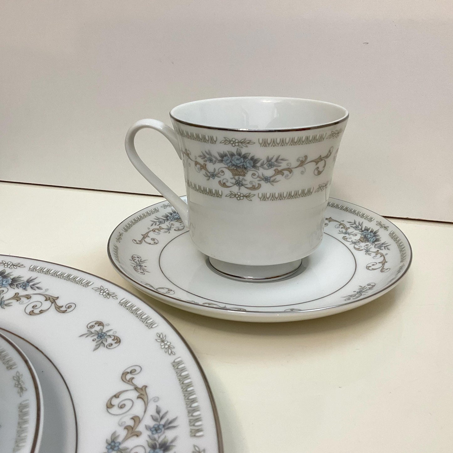 Family pack of fine china Porcelain for your special dinners